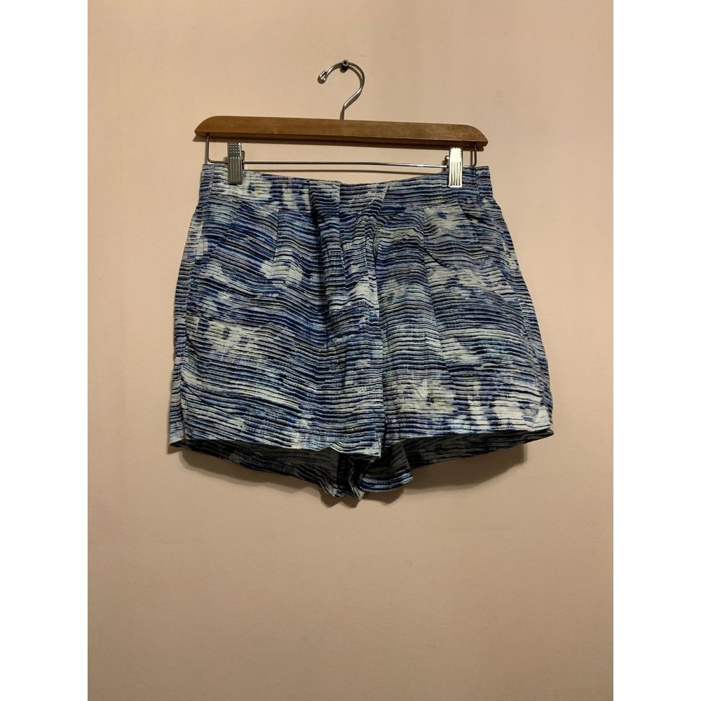 Lululemon Beautiful shorts size 6 So Comfortable!